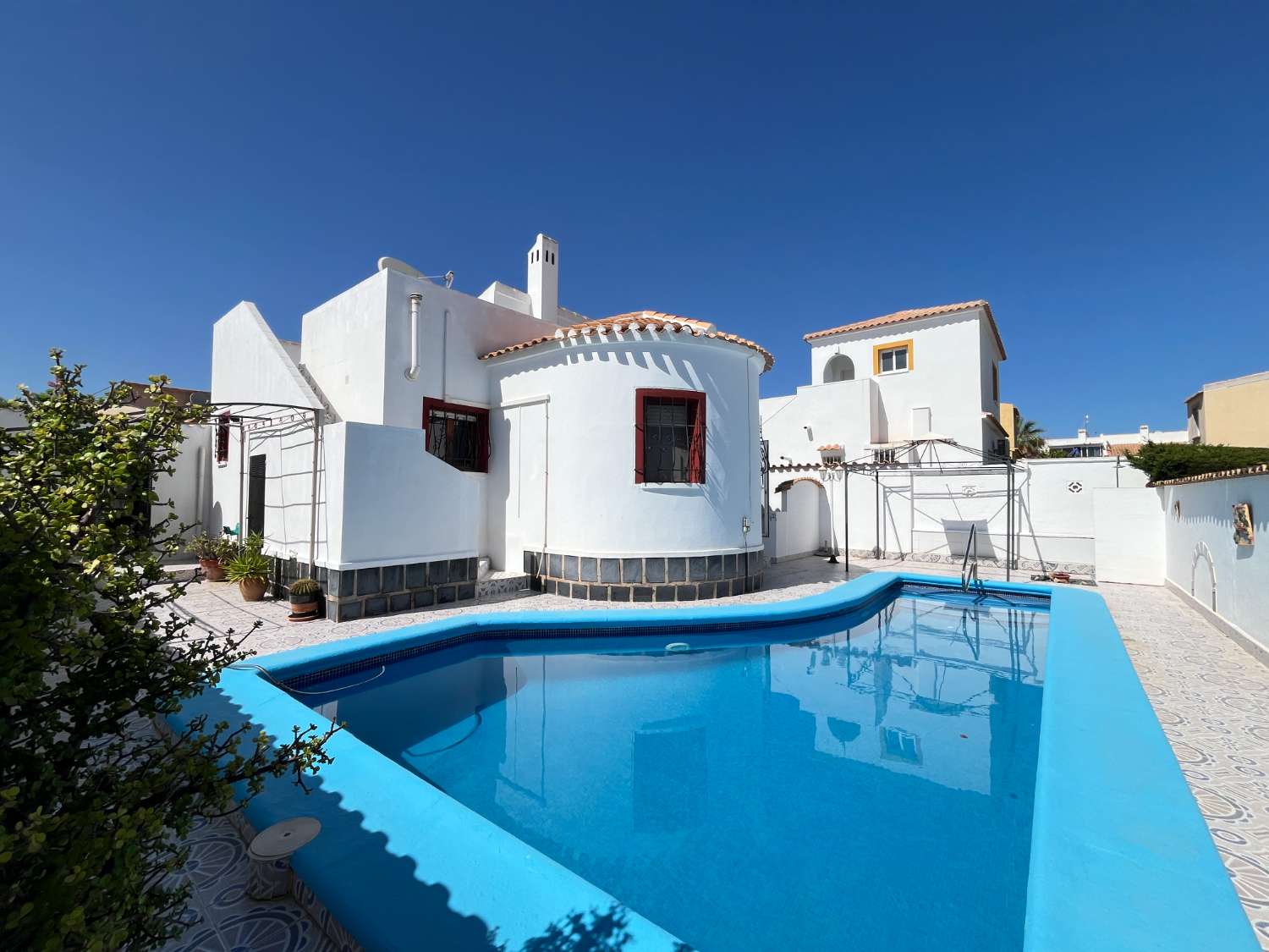 C-1186. Preciosa villa independiente con piscina privada y garaje.