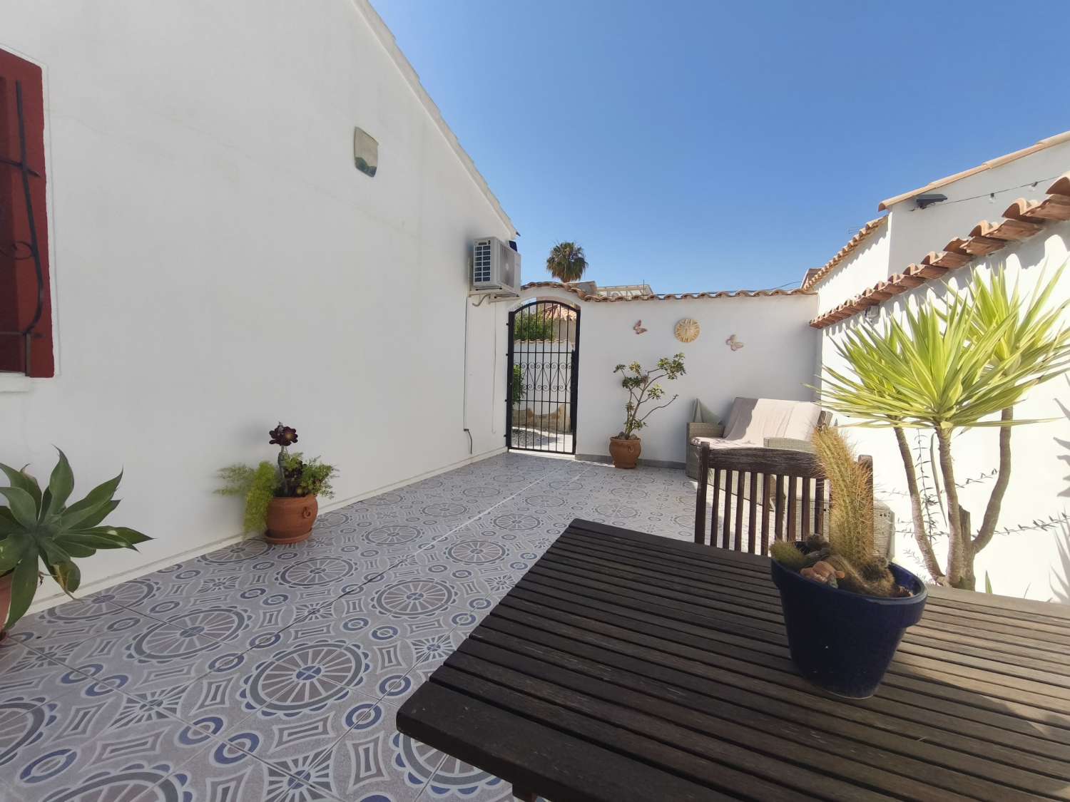 C-1186. Preciosa villa independiente con piscina privada y garaje.