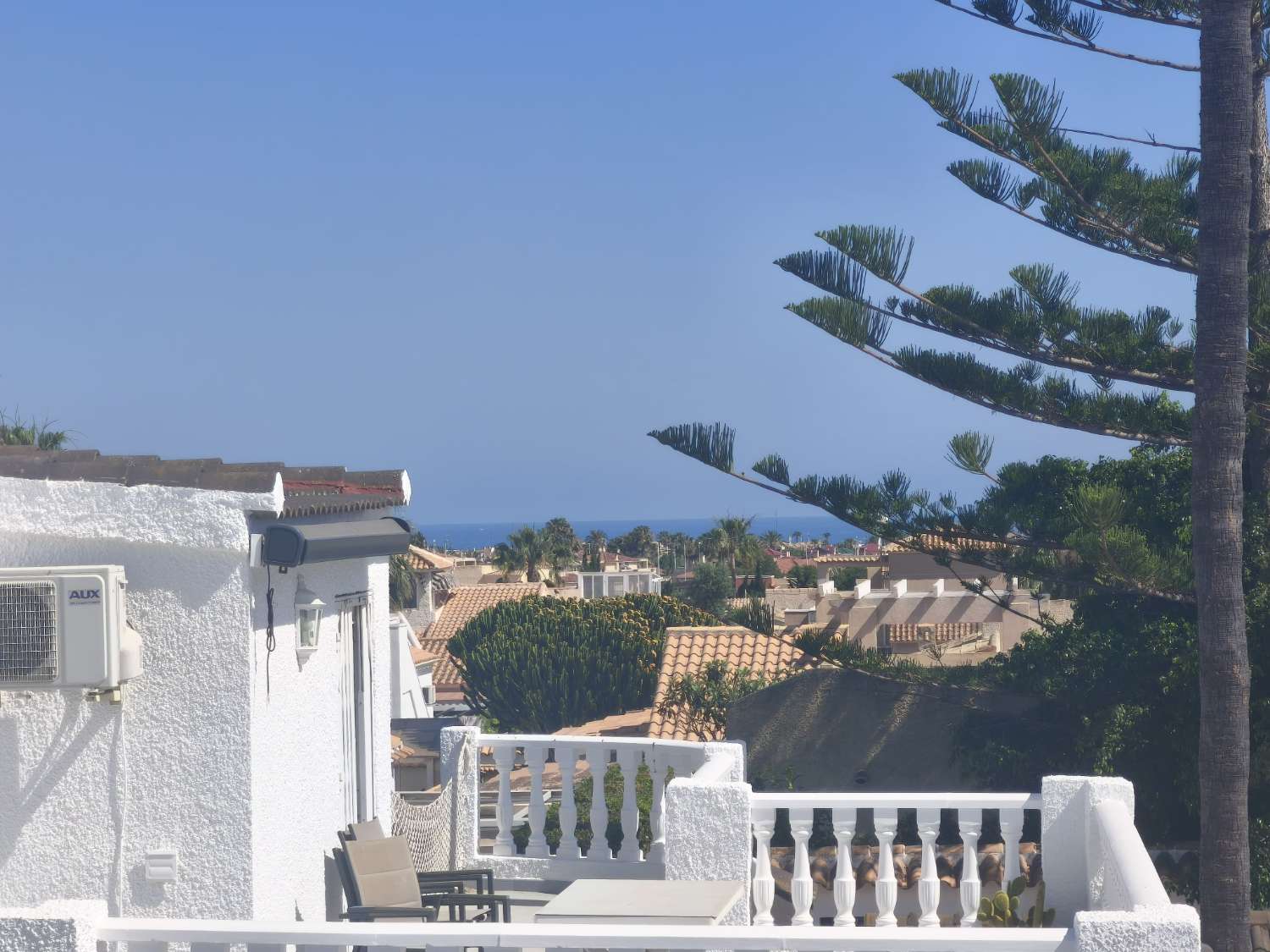 C-1186. Preciosa villa independiente con piscina privada y garaje.