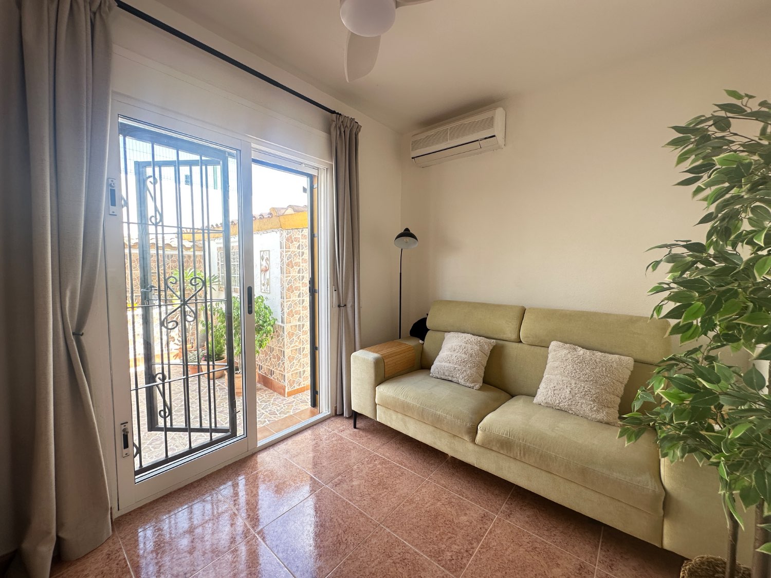 Casa adosada de 3 dormitorios 2 baños en los altos, Orihuela costa