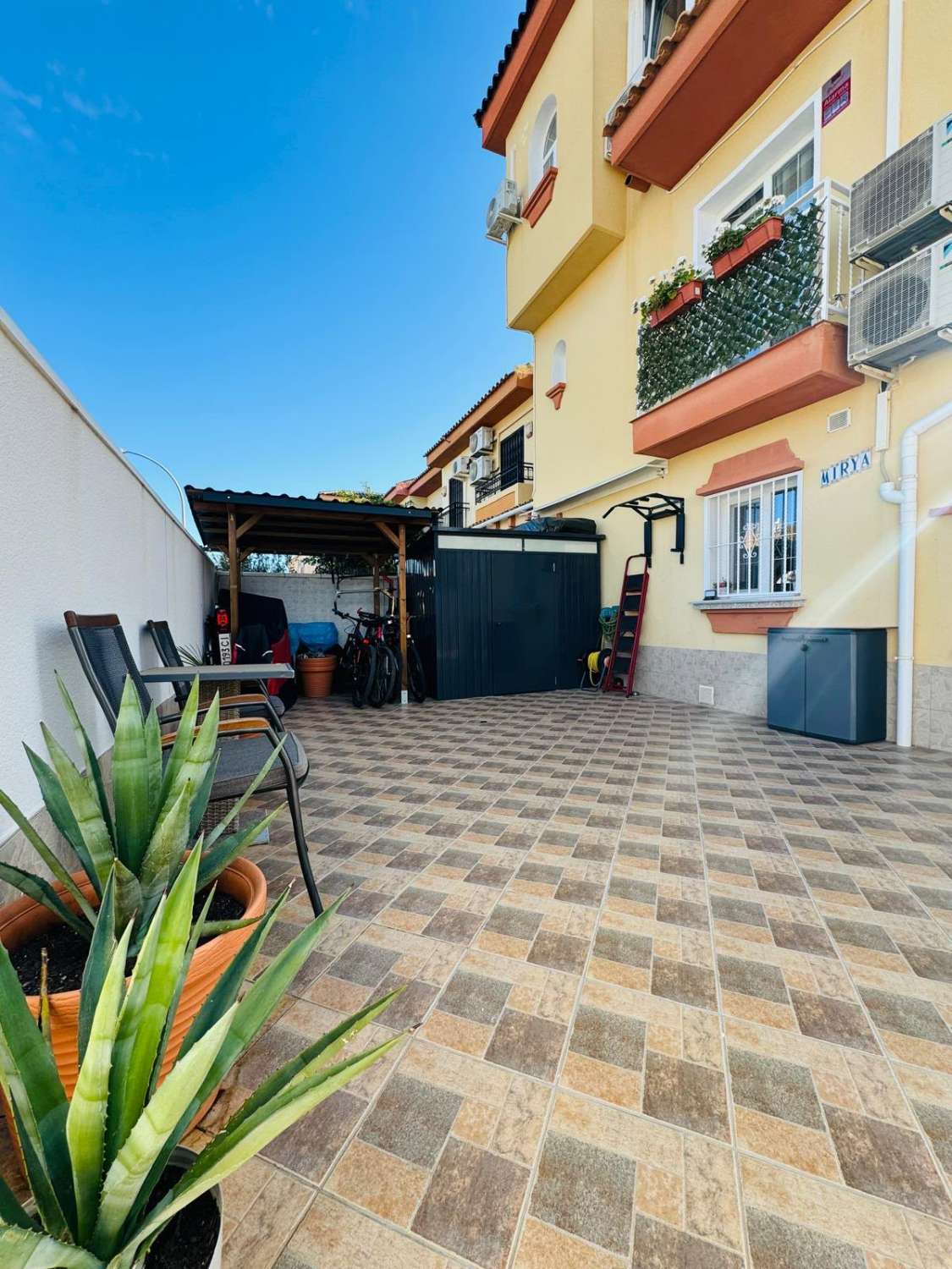 Preciosa casa de esquina de 3 habitaciones