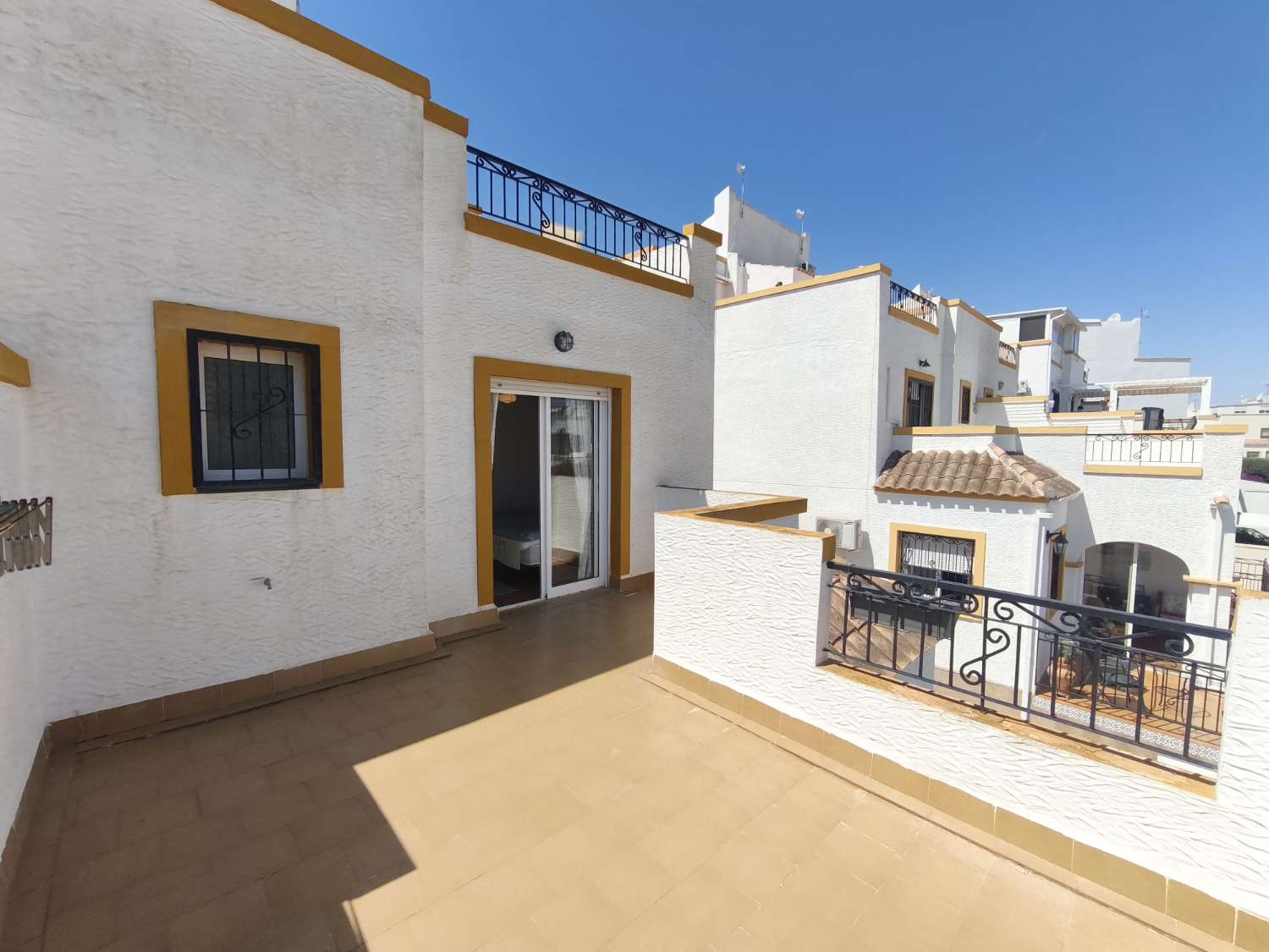 Casa de 3 dormitorios con solarium privado y piscina comunitaria