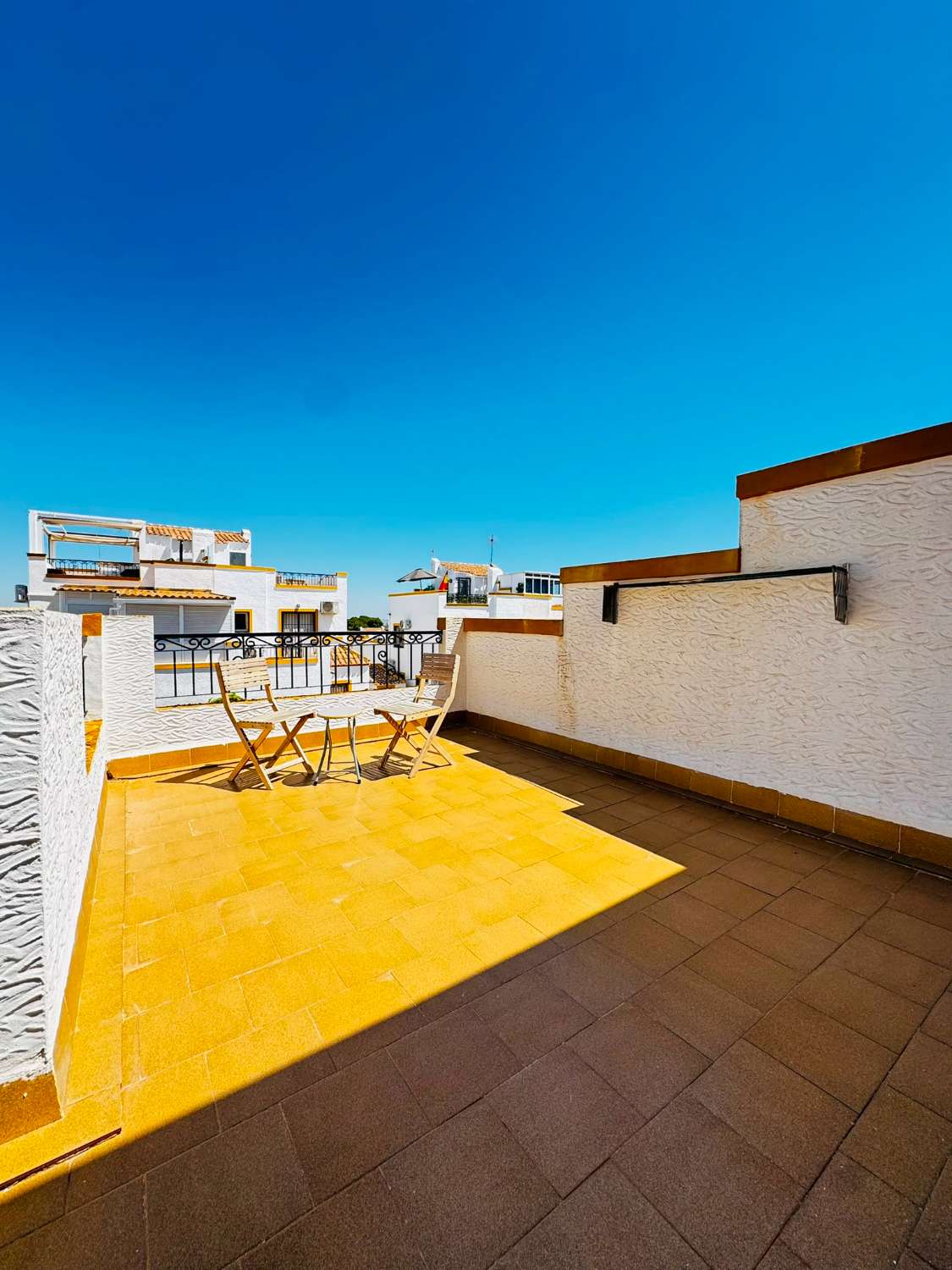 Casa de 3 dormitorios con solarium privado y piscina comunitaria