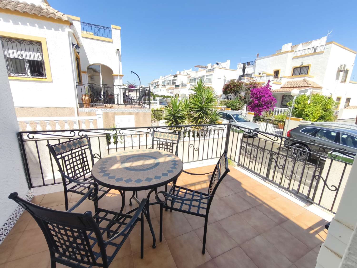 Casa de 3 dormitorios con solarium privado y piscina comunitaria