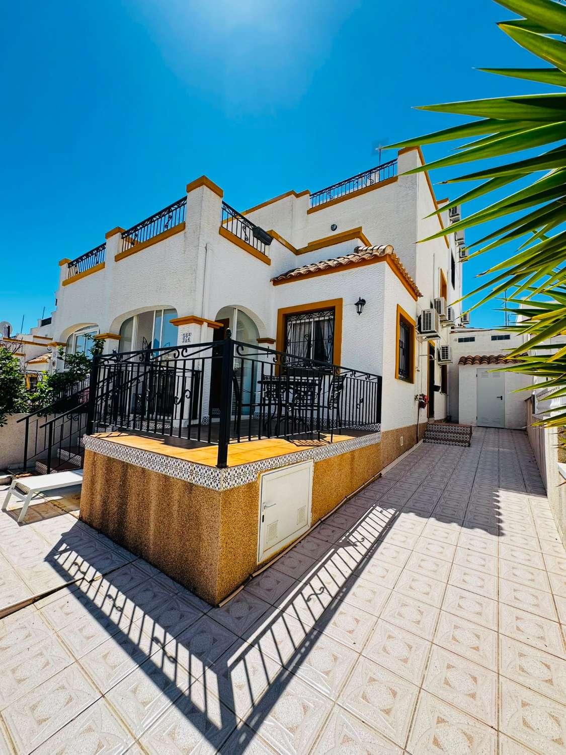 Casa de 3 dormitorios con solarium privado y piscina comunitaria