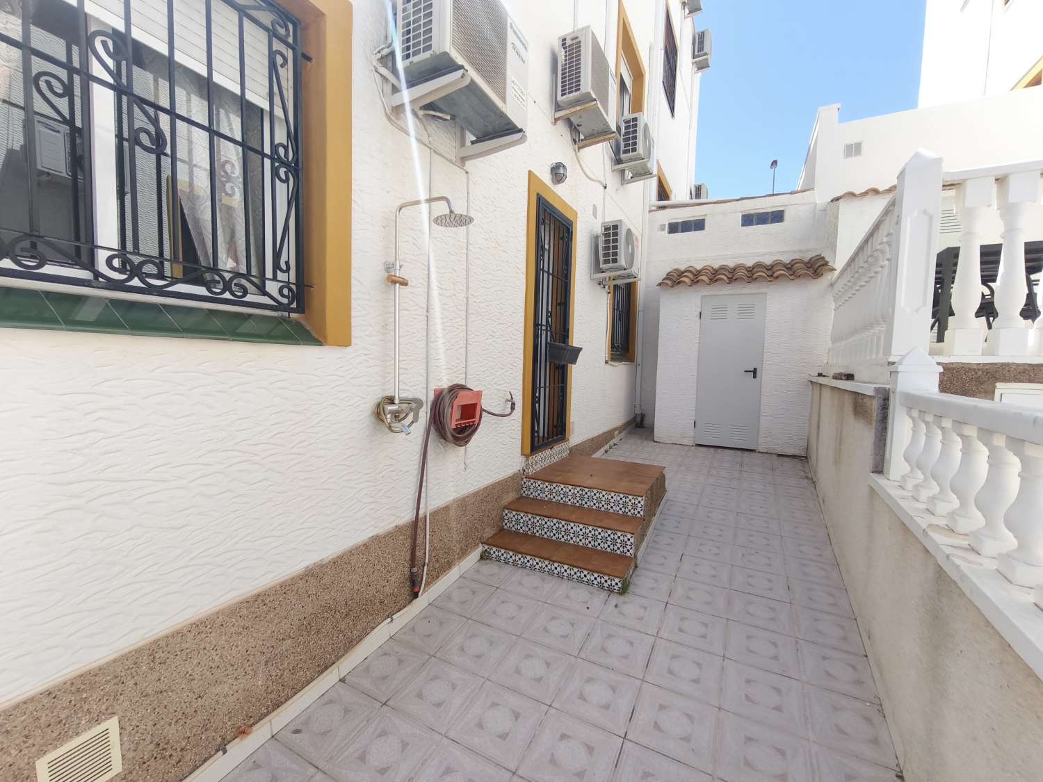 Casa de 3 dormitorios con solarium privado y piscina comunitaria