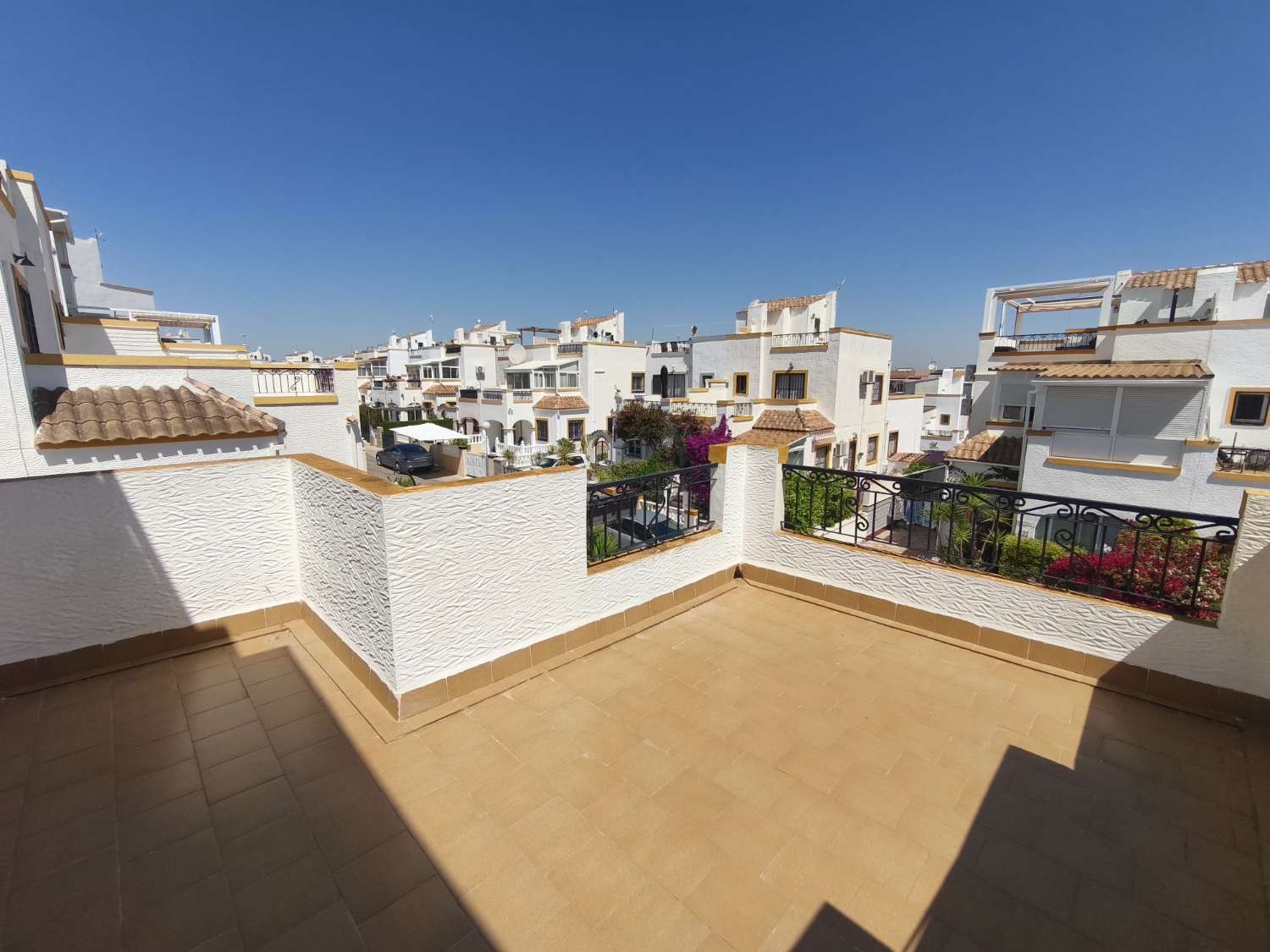 Casa de 3 dormitorios con solarium privado y piscina comunitaria