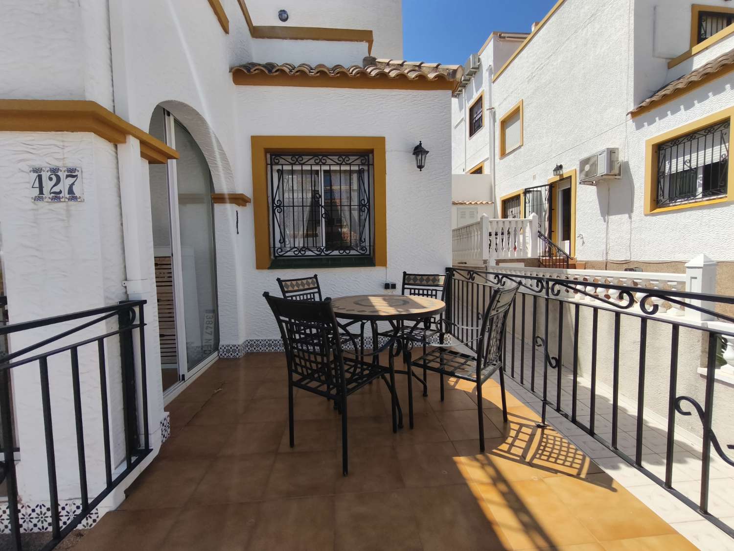 Casa de 3 dormitorios con solarium privado y piscina comunitaria