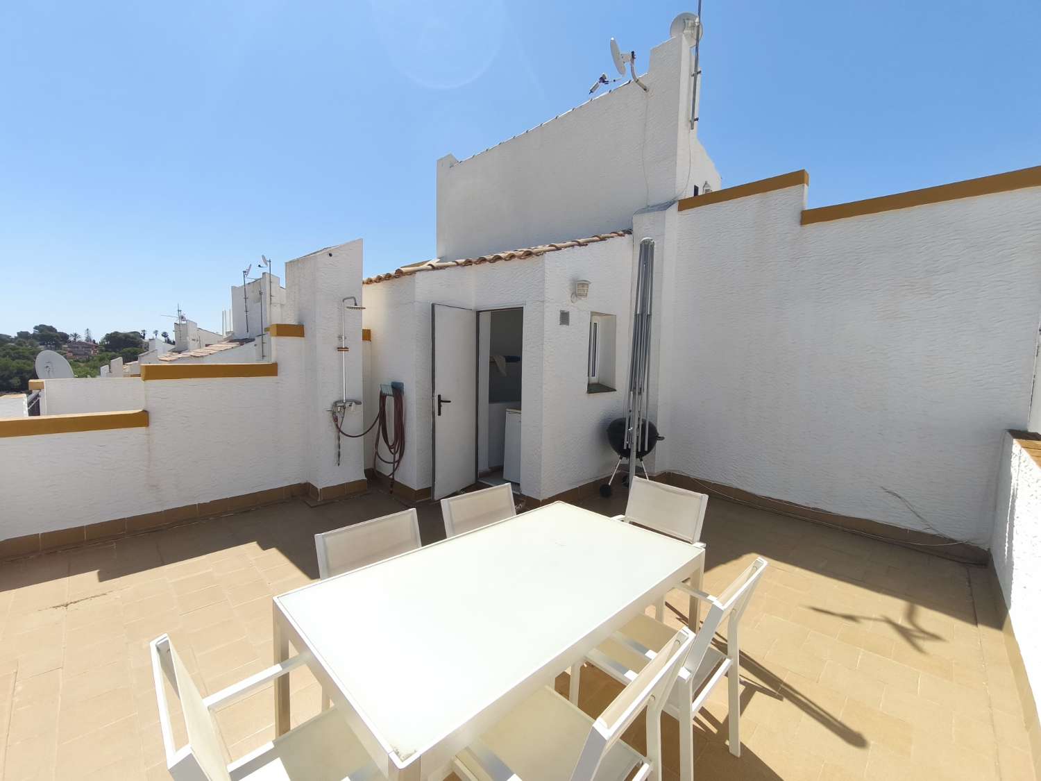 Casa de 3 dormitorios con solarium privado y piscina comunitaria