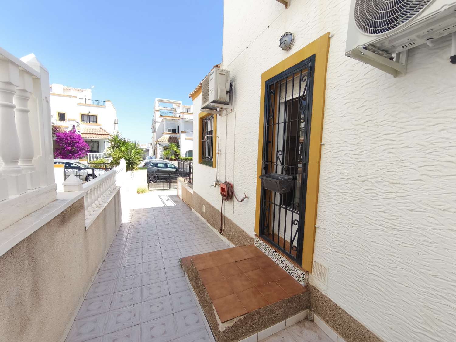 Casa de 3 dormitorios con solarium privado y piscina comunitaria
