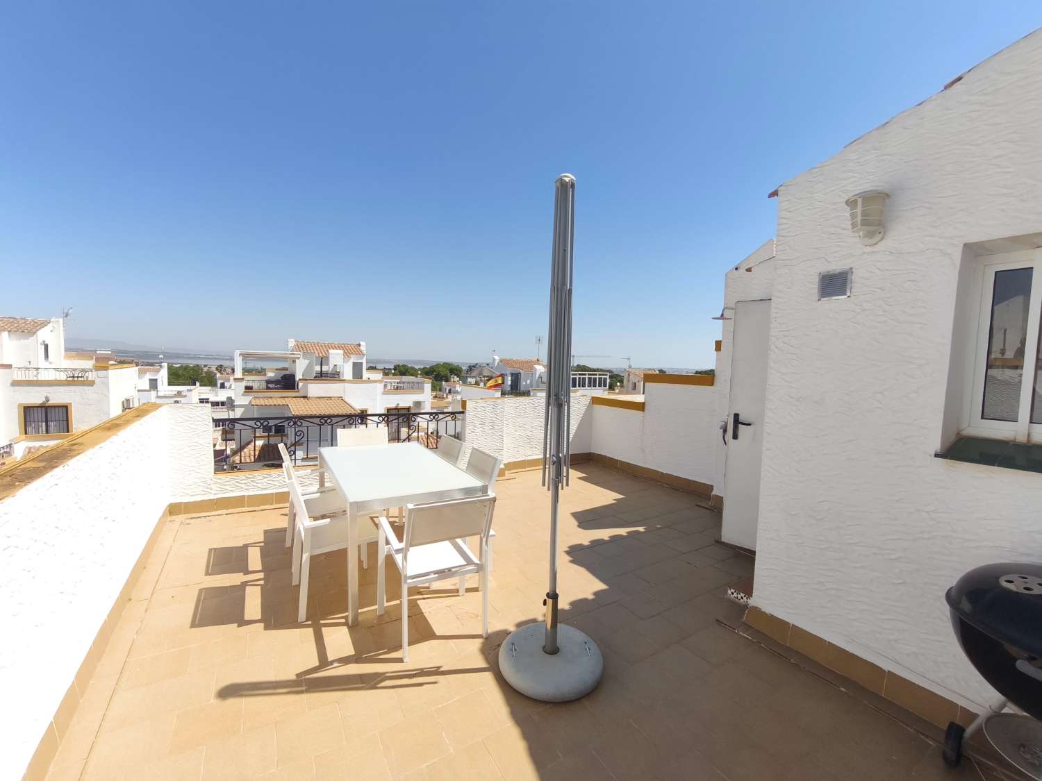 Casa de 3 dormitorios con solarium privado y piscina comunitaria