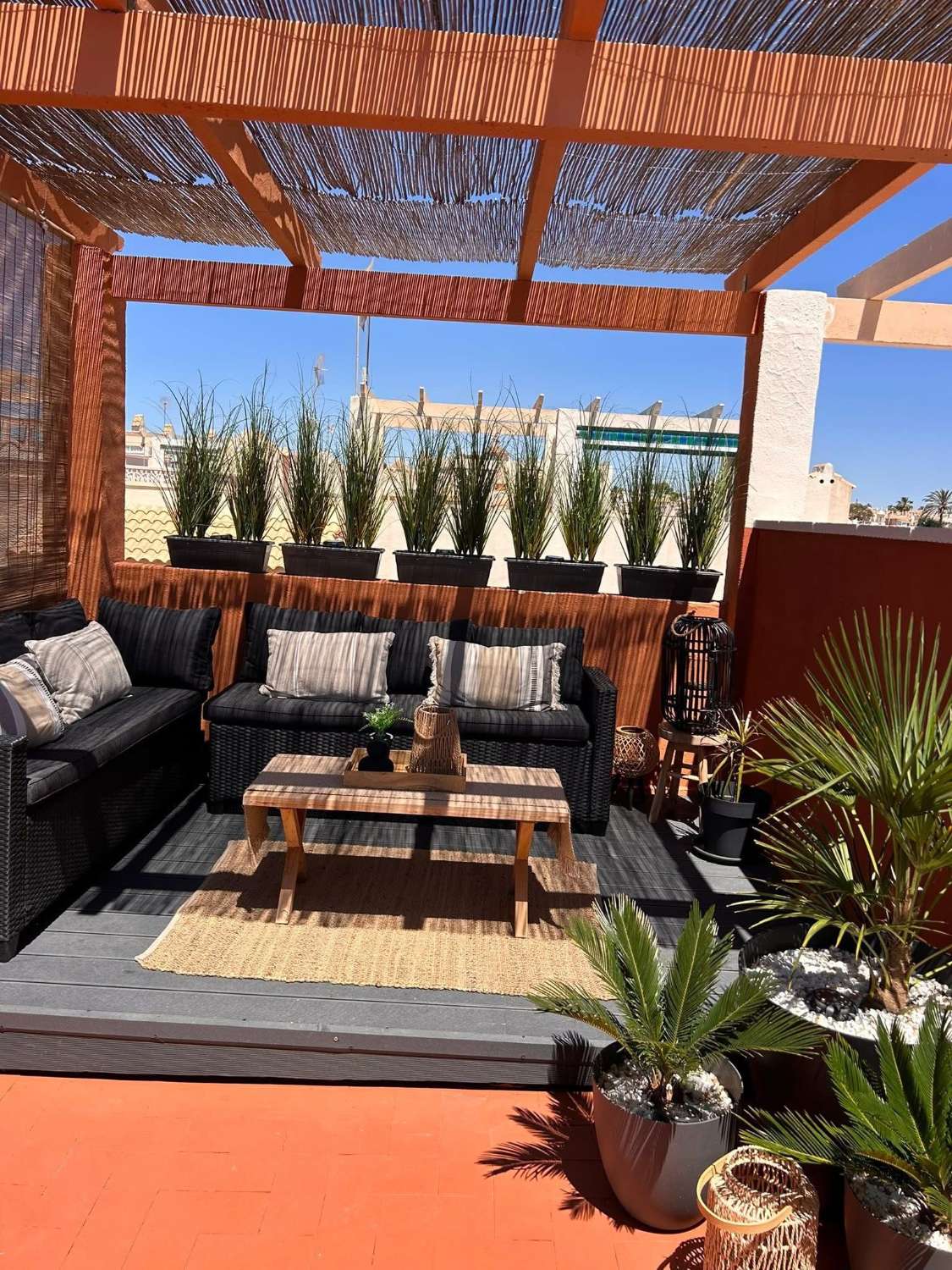 Magnífico apartamento de 2 dormitorios, 1 baño, 1 piscina comunitaria y 1 solárium excepcional en Orihuela Costa (La Florida).