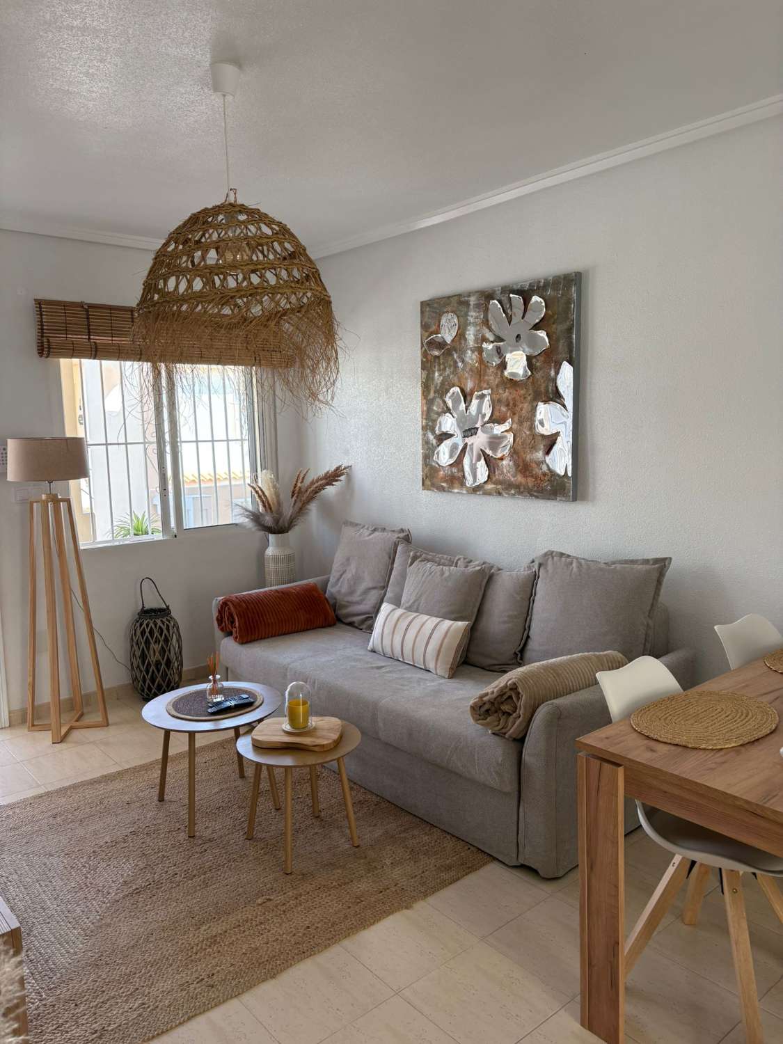 Magnífico apartamento de 2 dormitorios, 1 baño, 1 piscina comunitaria y 1 solárium excepcional en Orihuela Costa (La Florida).