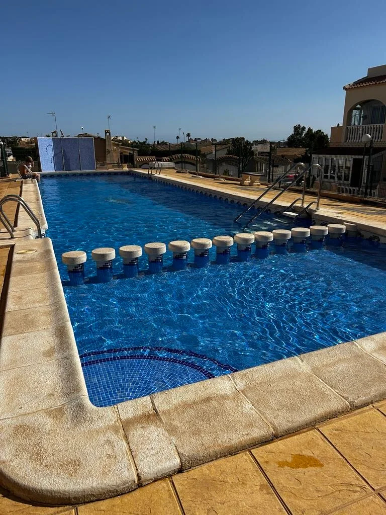 Magnífico apartamento de 2 dormitorios, 1 baño, 1 piscina comunitaria y 1 solárium excepcional en Orihuela Costa (La Florida).