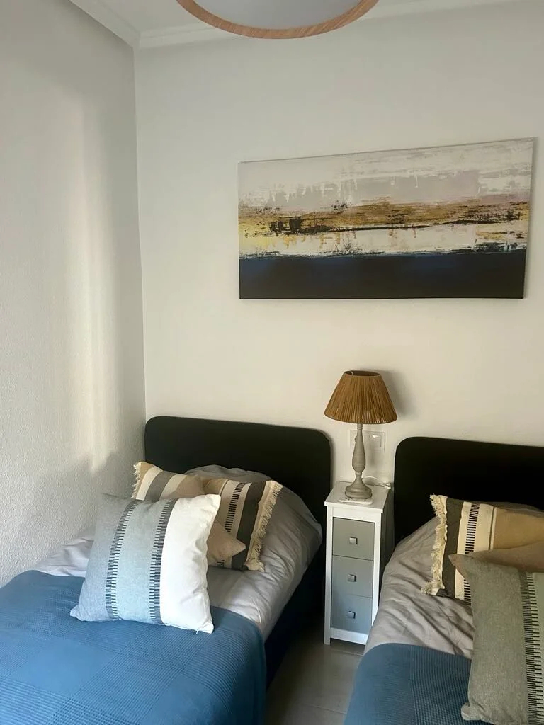 Magnífico apartamento de 2 dormitorios, 1 baño, 1 piscina comunitaria y 1 solárium excepcional en Orihuela Costa (La Florida).