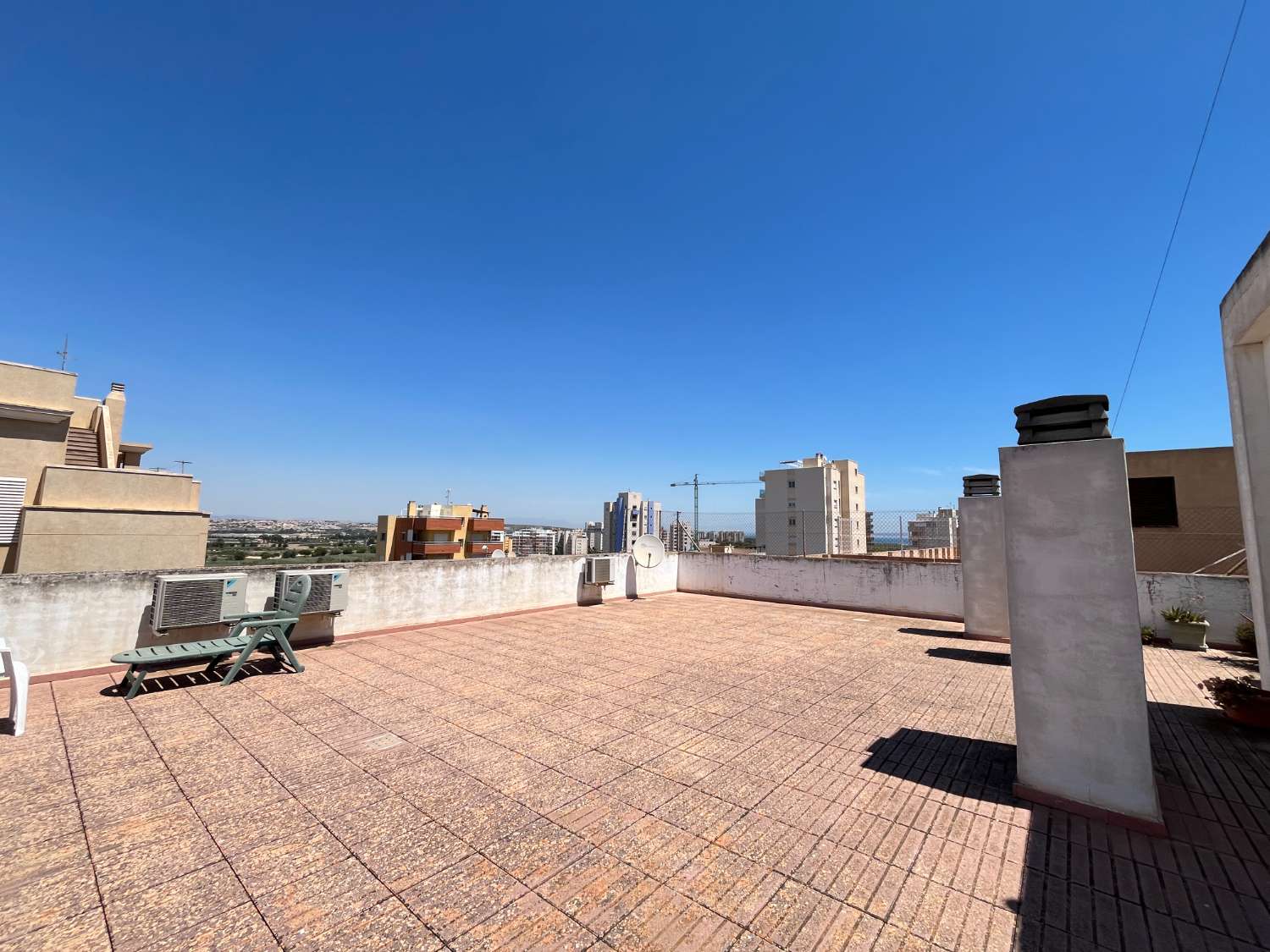 Amplio apartamento en planta baja con gran terraza, parking y trastero