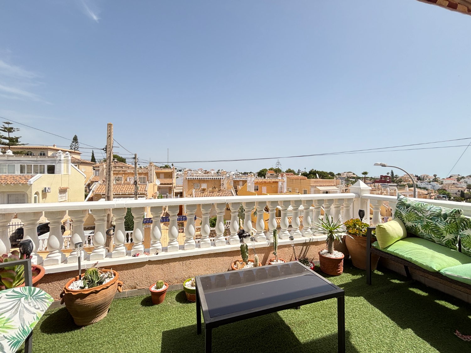 Dúplex independiente con 111 m² de jardín en Las Filipinas (Villamartín) | 3 dormitorios | Parking privado