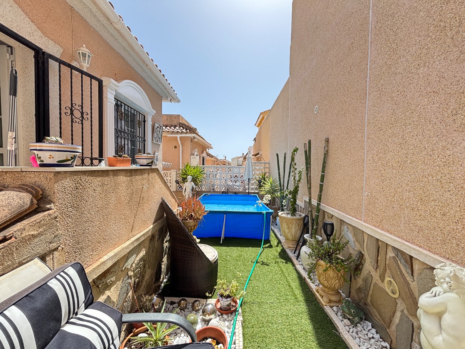 Dúplex independiente con 111 m² de jardín en Las Filipinas (Villamartín) | 3 dormitorios | Parking privado