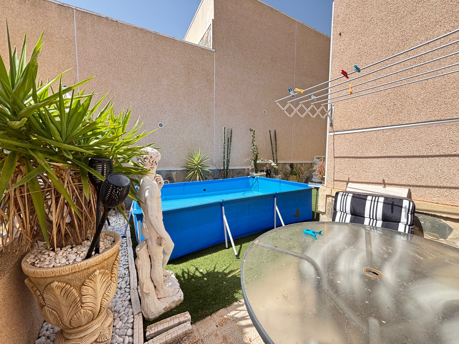 Dúplex independiente con 111 m² de jardín en Las Filipinas (Villamartín) | 3 dormitorios | Parking privado