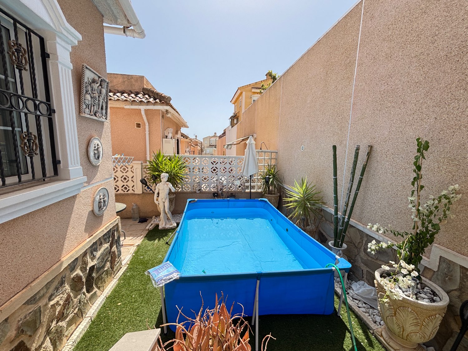 Dúplex independiente con 111 m² de jardín en Las Filipinas (Villamartín) | 3 dormitorios | Parking privado