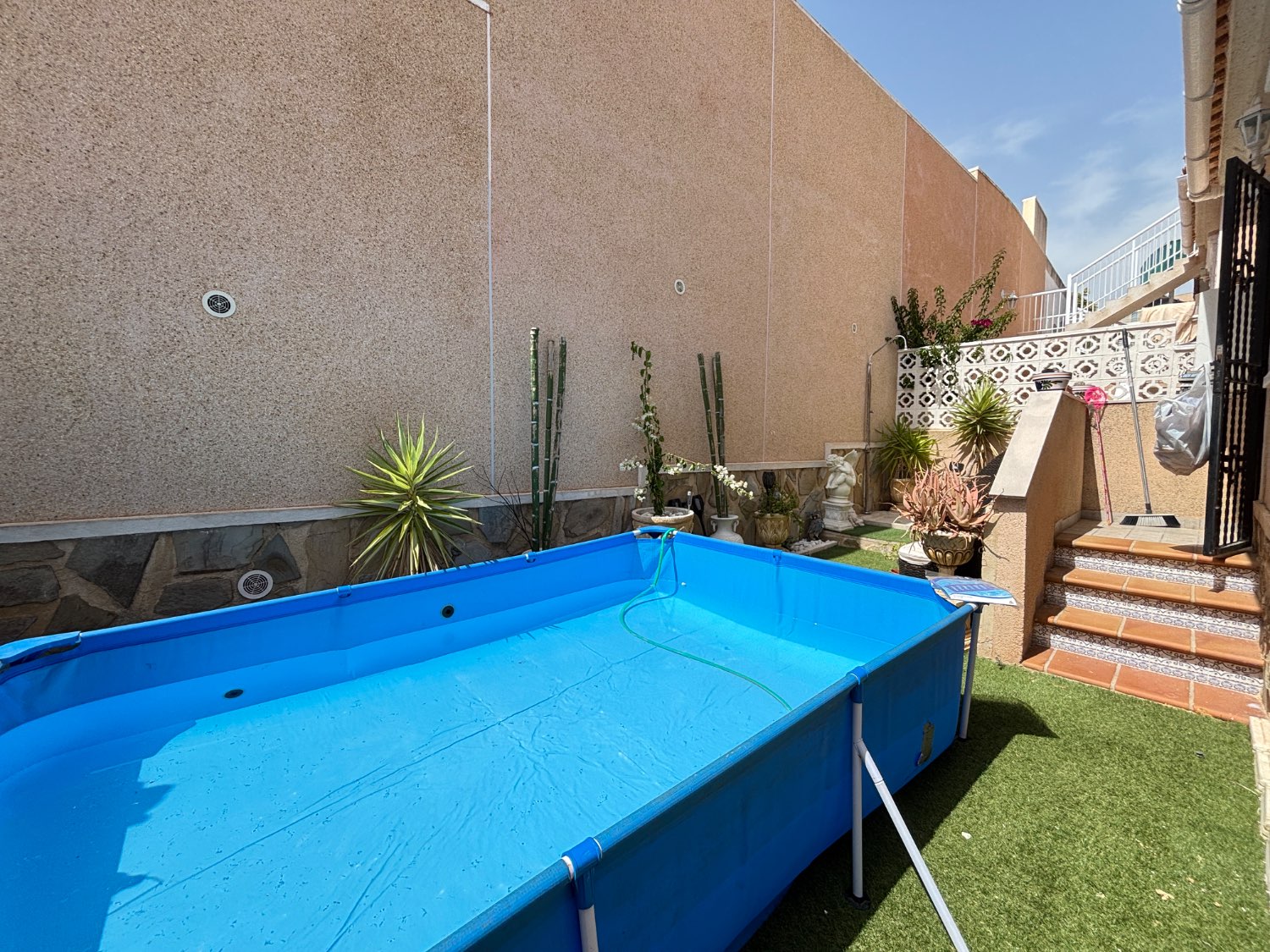 Dúplex independiente con 111 m² de jardín en Las Filipinas (Villamartín) | 3 dormitorios | Parking privado