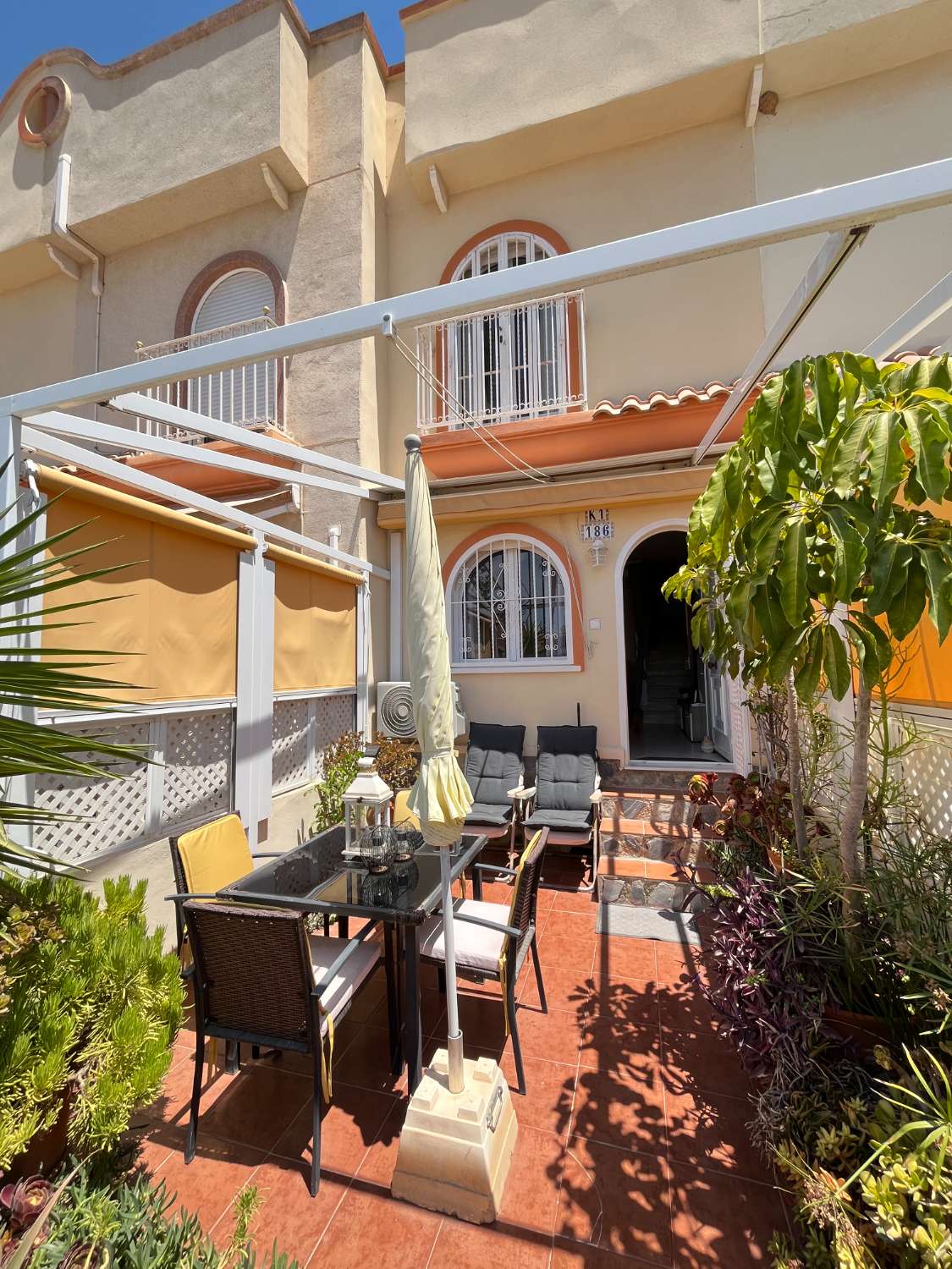 Preciosa Casa de 2 dormitorios con solárium y piscina comunitaria