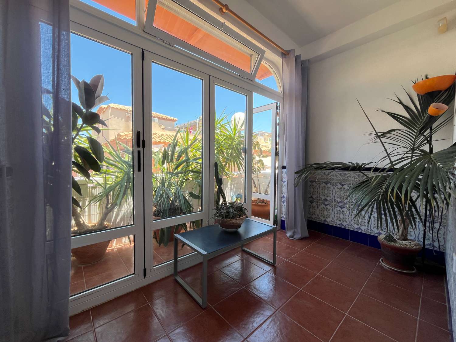 Preciosa Casa de 2 dormitorios con solárium y piscina comunitaria