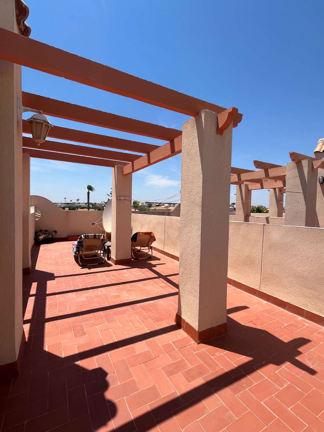 Preciosa Casa de 2 dormitorios con solárium y piscina comunitaria