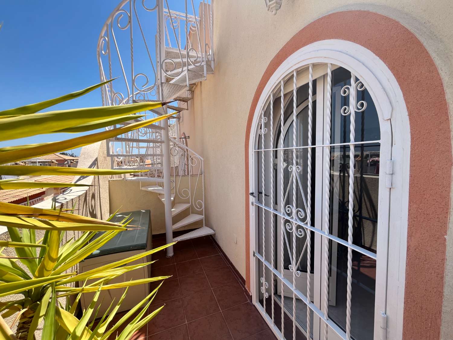 Preciosa Casa de 2 dormitorios con solárium y piscina comunitaria