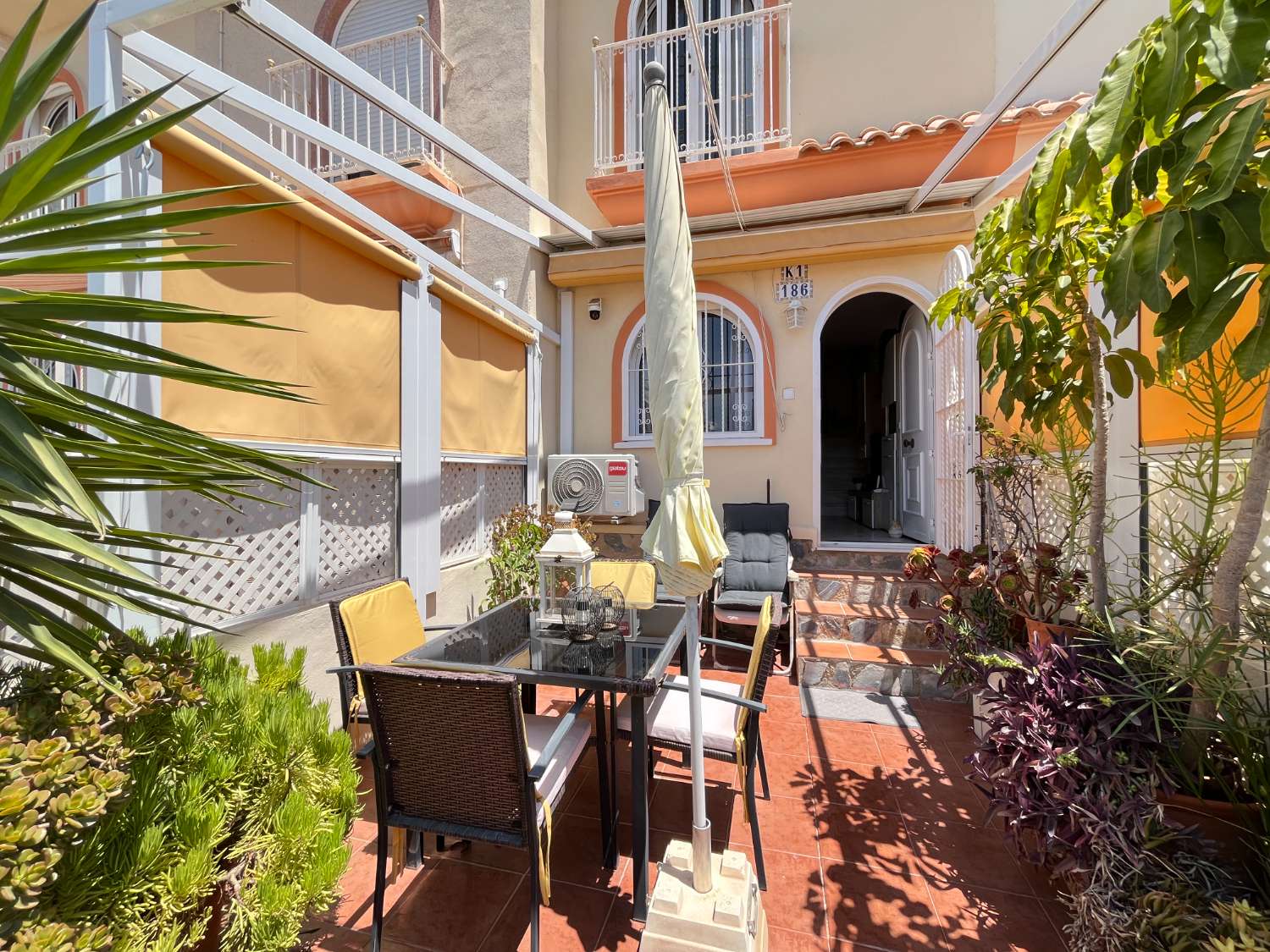Preciosa Casa de 2 dormitorios con solárium y piscina comunitaria