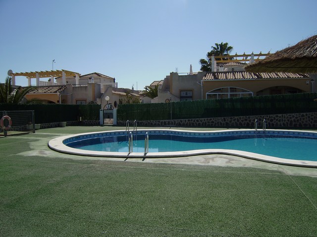 Bungalow uden nabo ovenpå med 2 soveværelser, 1 badeværelse, sydvendt i Orihuela Costa