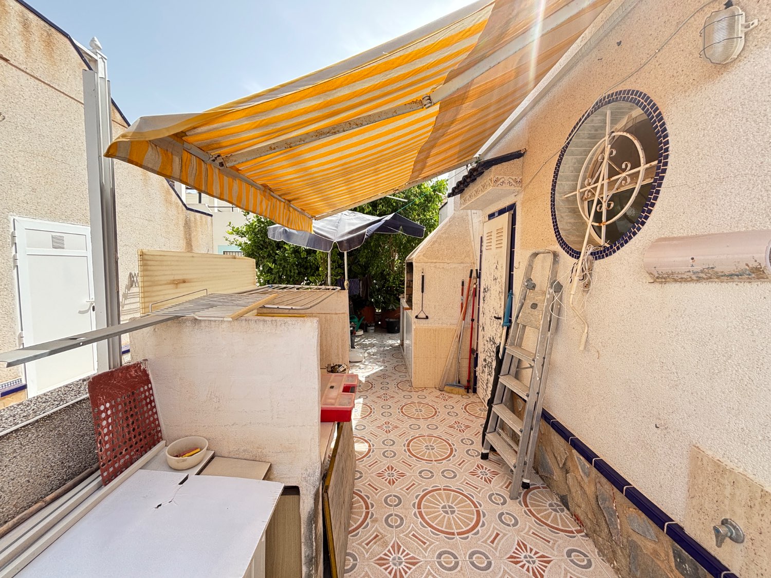 Bungalow uden nabo ovenpå med 2 soveværelser, 1 badeværelse, sydvendt i Orihuela Costa