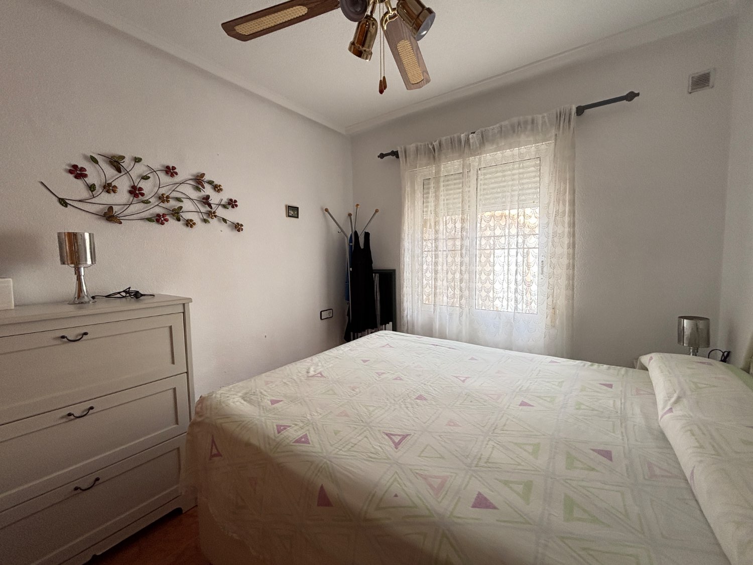 Bungalow uden nabo ovenpå med 2 soveværelser, 1 badeværelse, sydvendt i Orihuela Costa