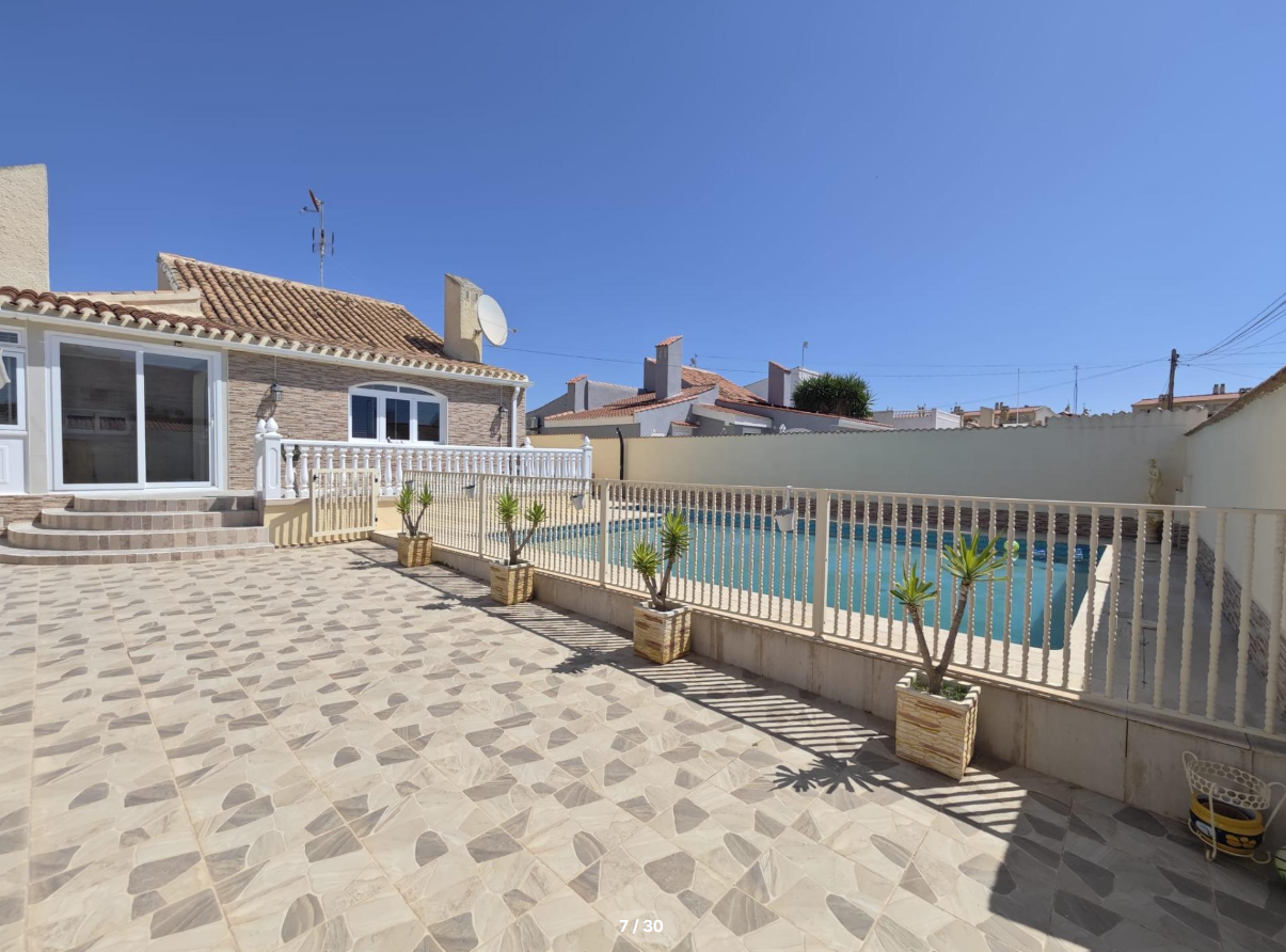 Chalet independiente con gran piscina privada en La Florida – Orihuela Costa