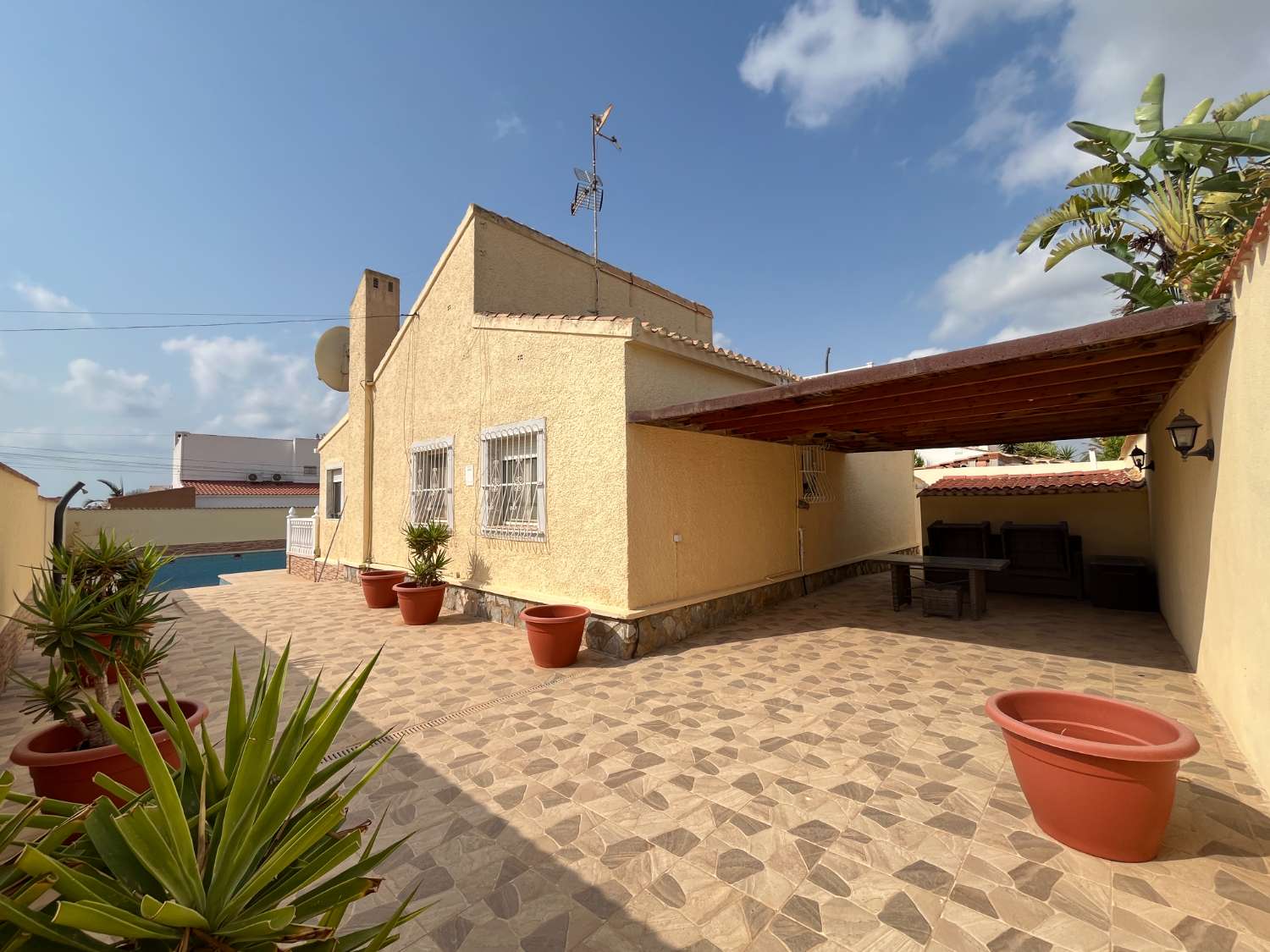 Chalet independiente con gran piscina privada en La Florida – Orihuela Costa