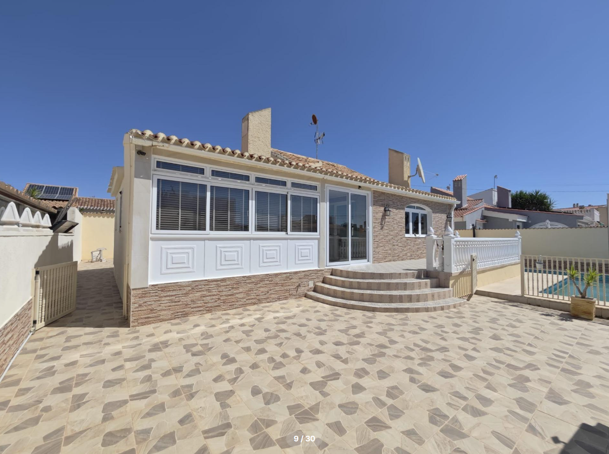 Chalet independiente con gran piscina privada en La Florida – Orihuela Costa
