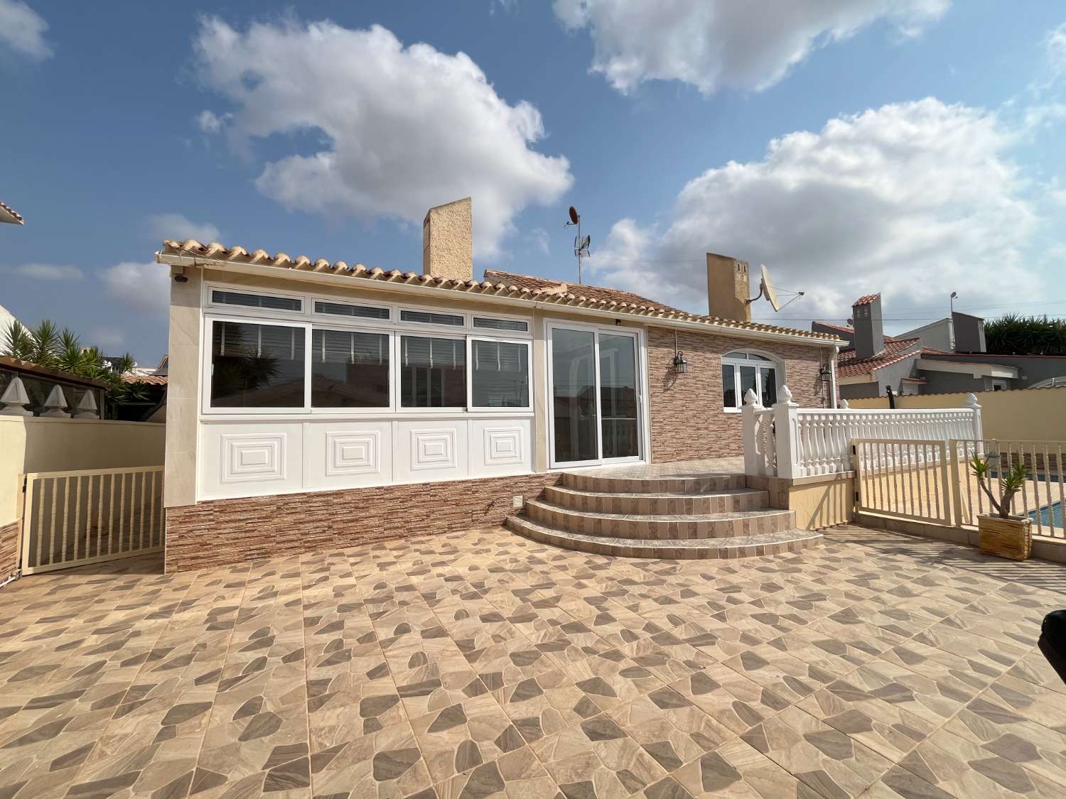 Chalet independiente con gran piscina privada en La Florida – Orihuela Costa
