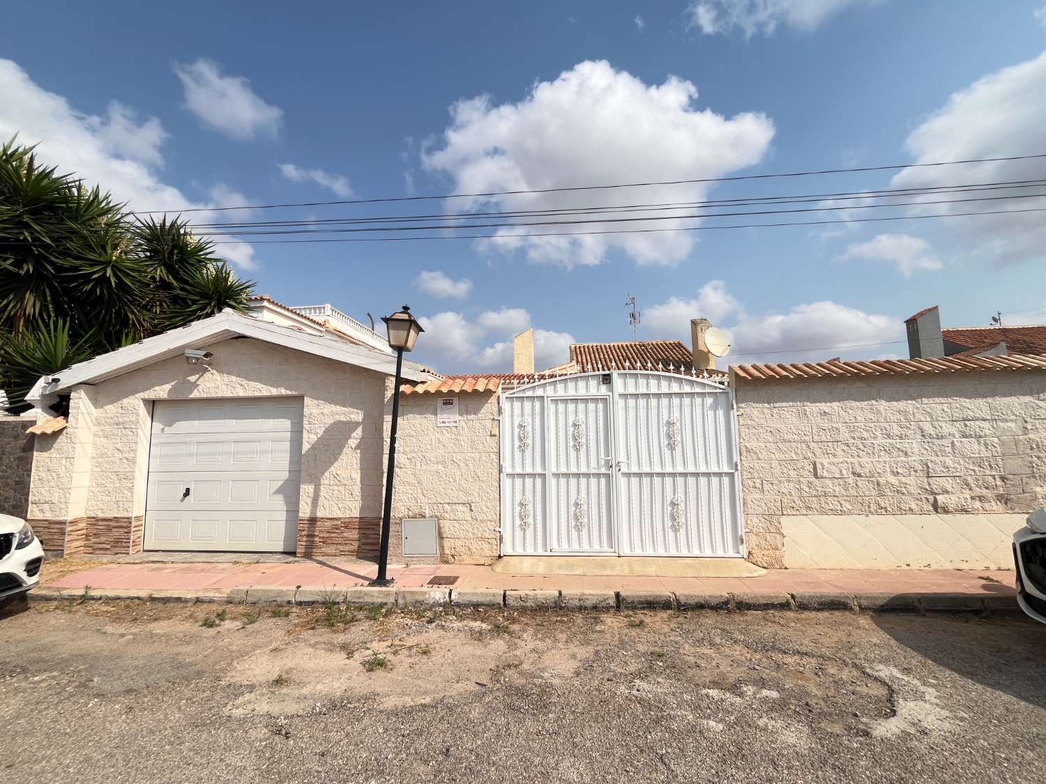 Chalet independiente con gran piscina privada en La Florida – Orihuela Costa