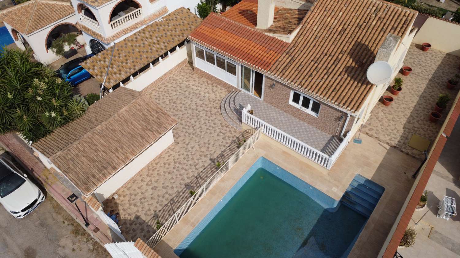 Chalet independiente con gran piscina privada en La Florida – Orihuela Costa