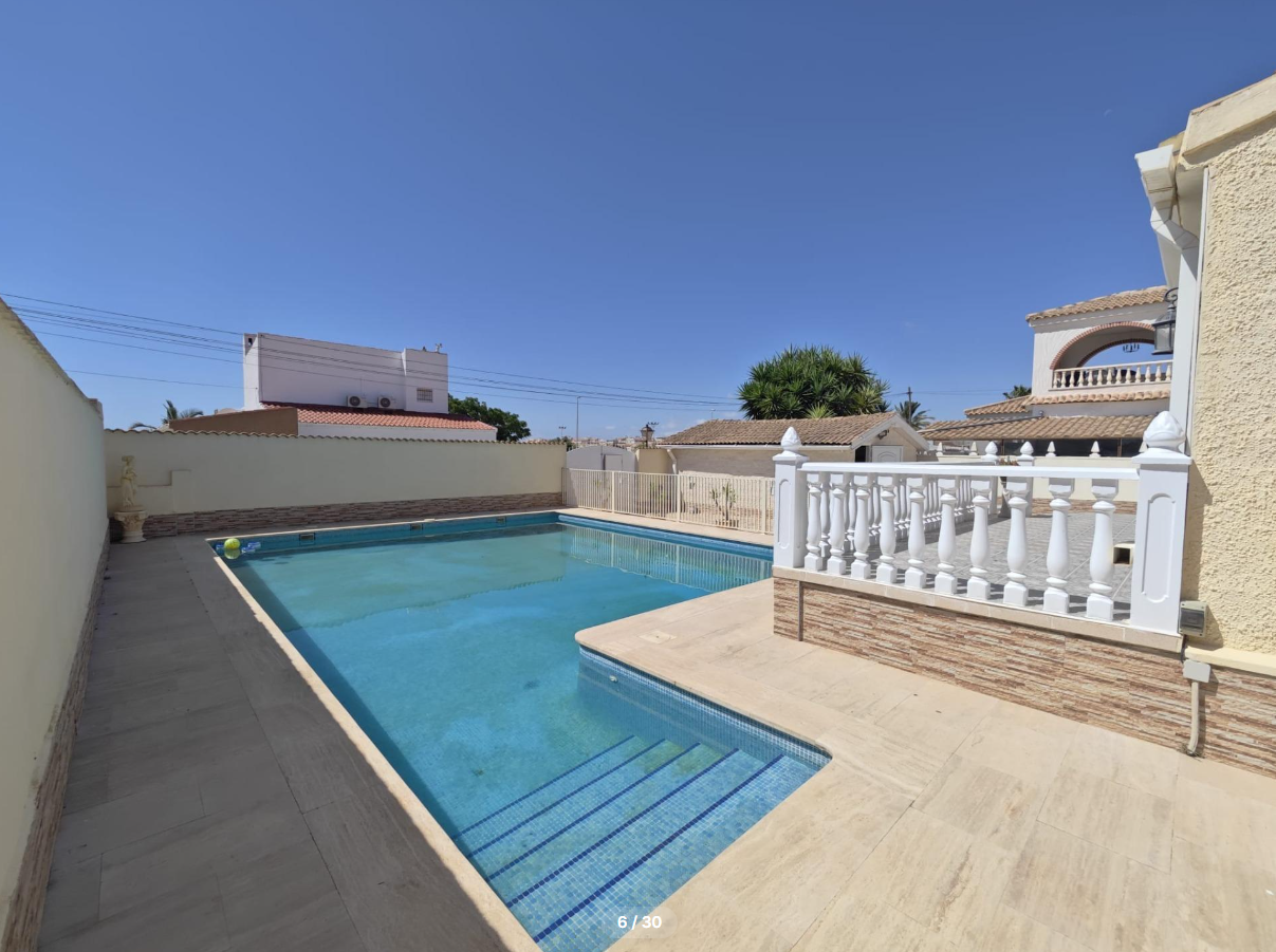 Chalet independiente con gran piscina privada en La Florida – Orihuela Costa