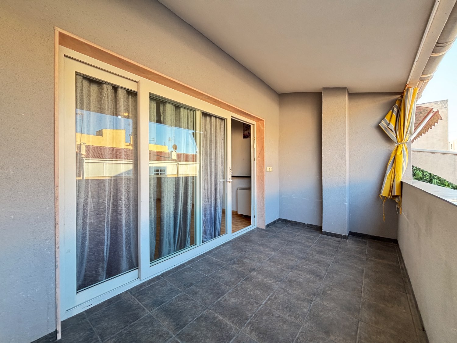 Apartamento en planta alta con terraza y 2 plazas de garaje en Barrio San Roque, Torrevieja
