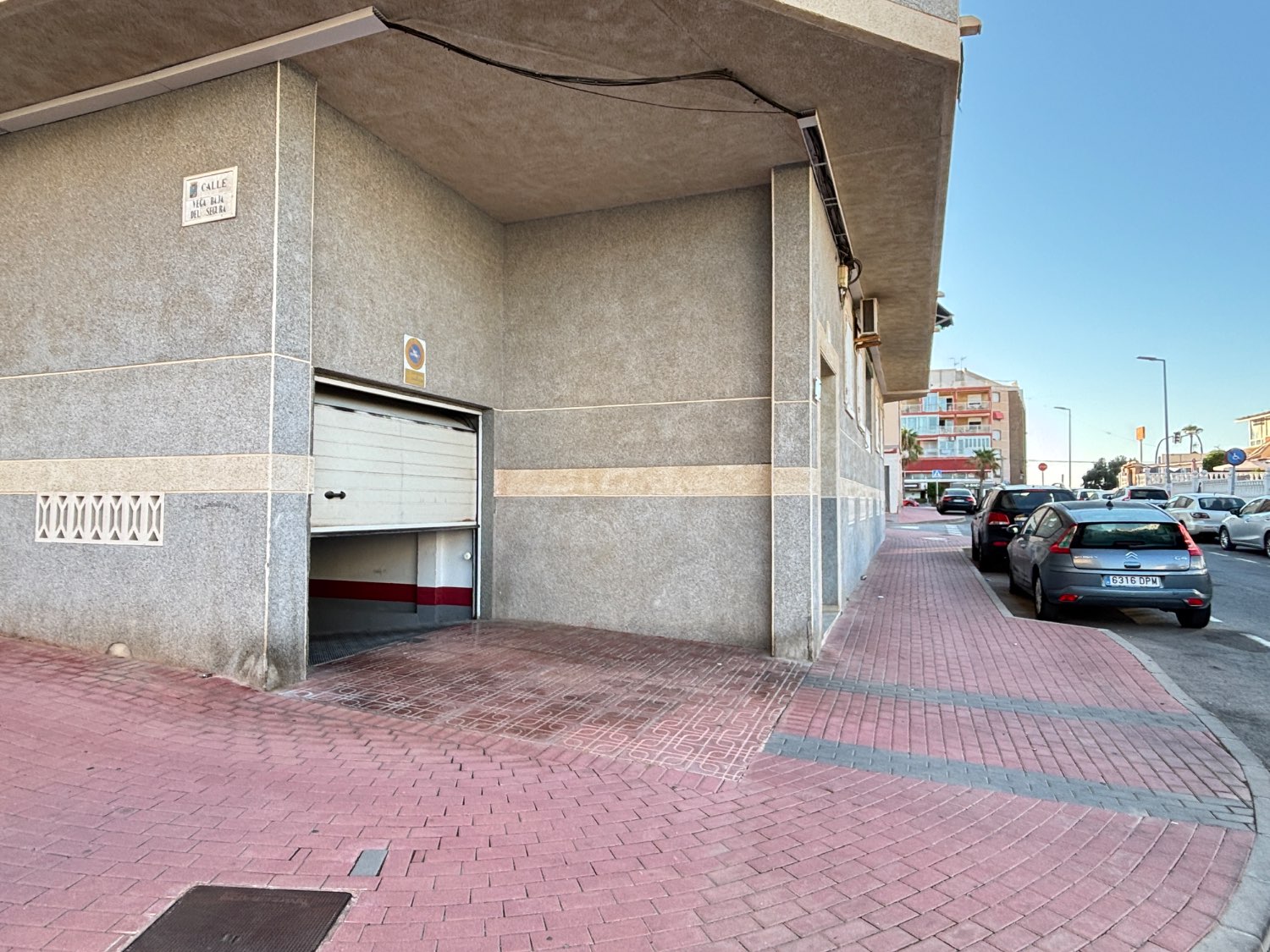 Apartamento en planta alta con terraza y 2 plazas de garaje en Barrio San Roque, Torrevieja