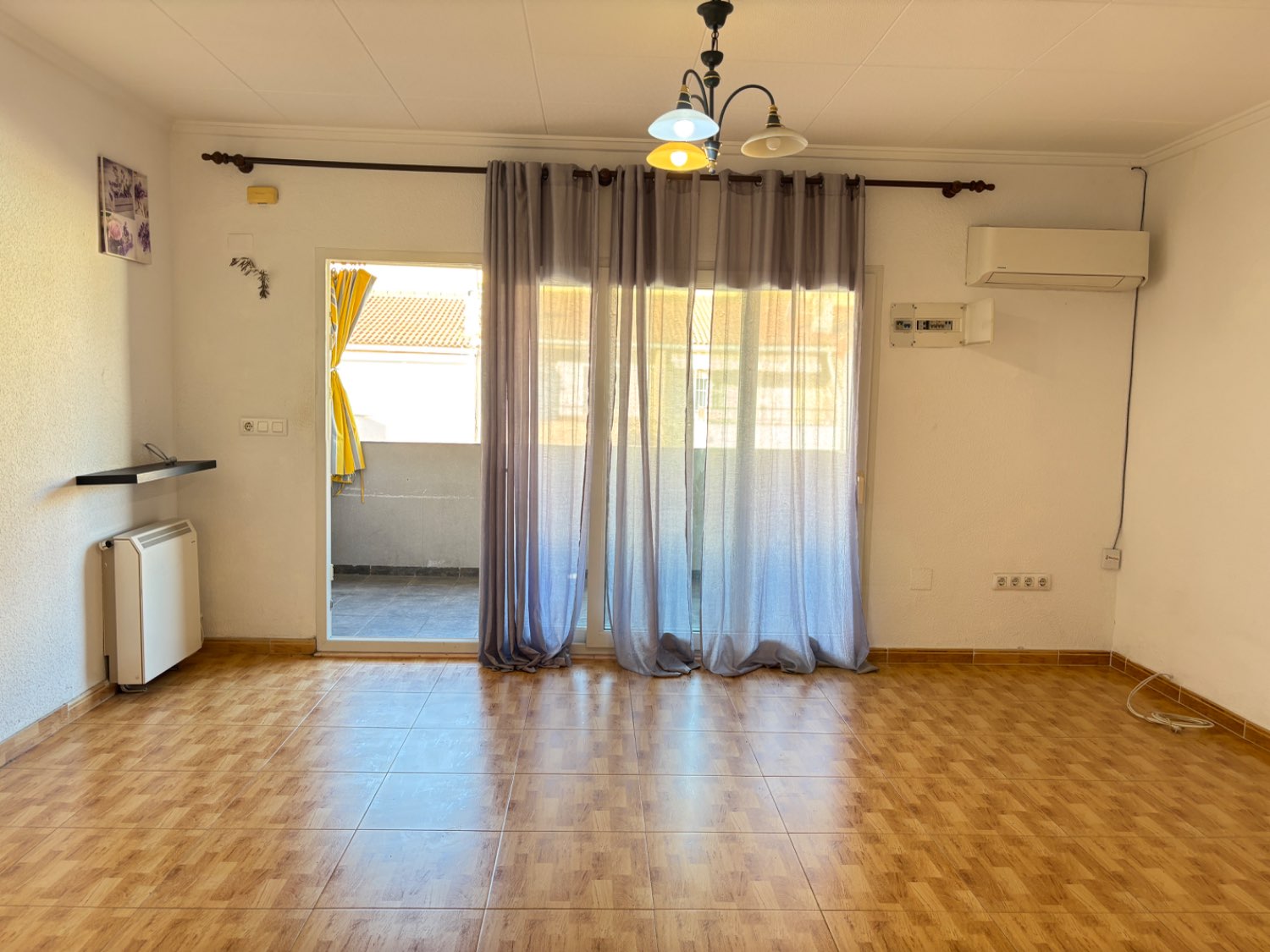 Apartamento en planta alta con terraza y 2 plazas de garaje en Barrio San Roque, Torrevieja