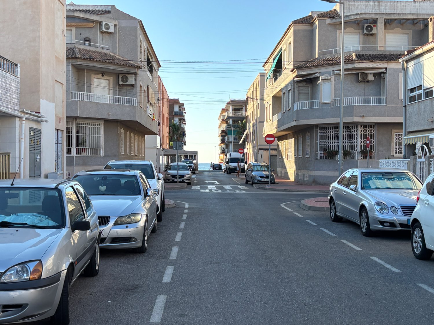 Apartamento en planta alta con terraza y 2 plazas de garaje en Barrio San Roque, Torrevieja