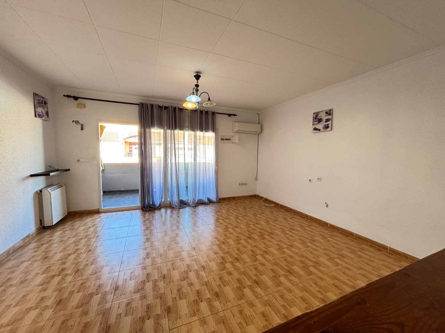 Apartamento en planta alta con terraza y 2 plazas de garaje en Barrio San Roque, Torrevieja