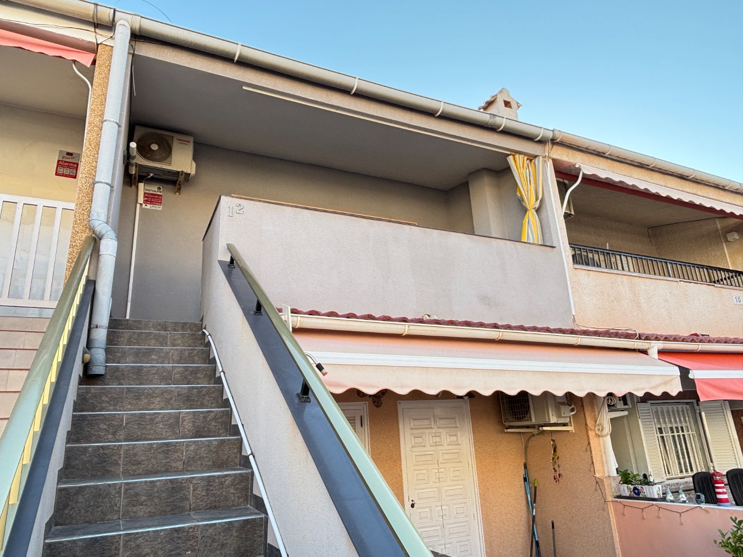 Apartamento en planta alta con terraza y 2 plazas de garaje en Barrio San Roque, Torrevieja