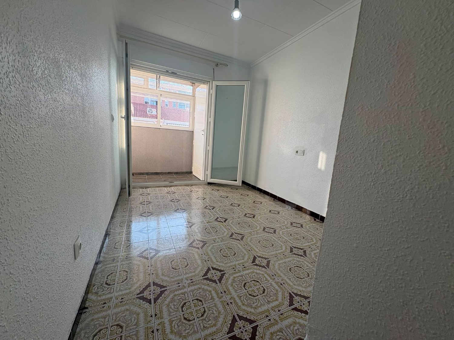 Apartamento en planta alta con terraza y 2 plazas de garaje en Barrio San Roque, Torrevieja