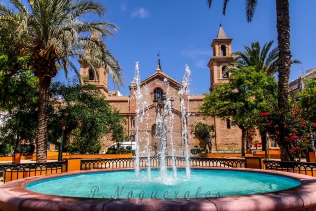 Apartamento en planta alta con terraza y 2 plazas de garaje en Barrio San Roque, Torrevieja