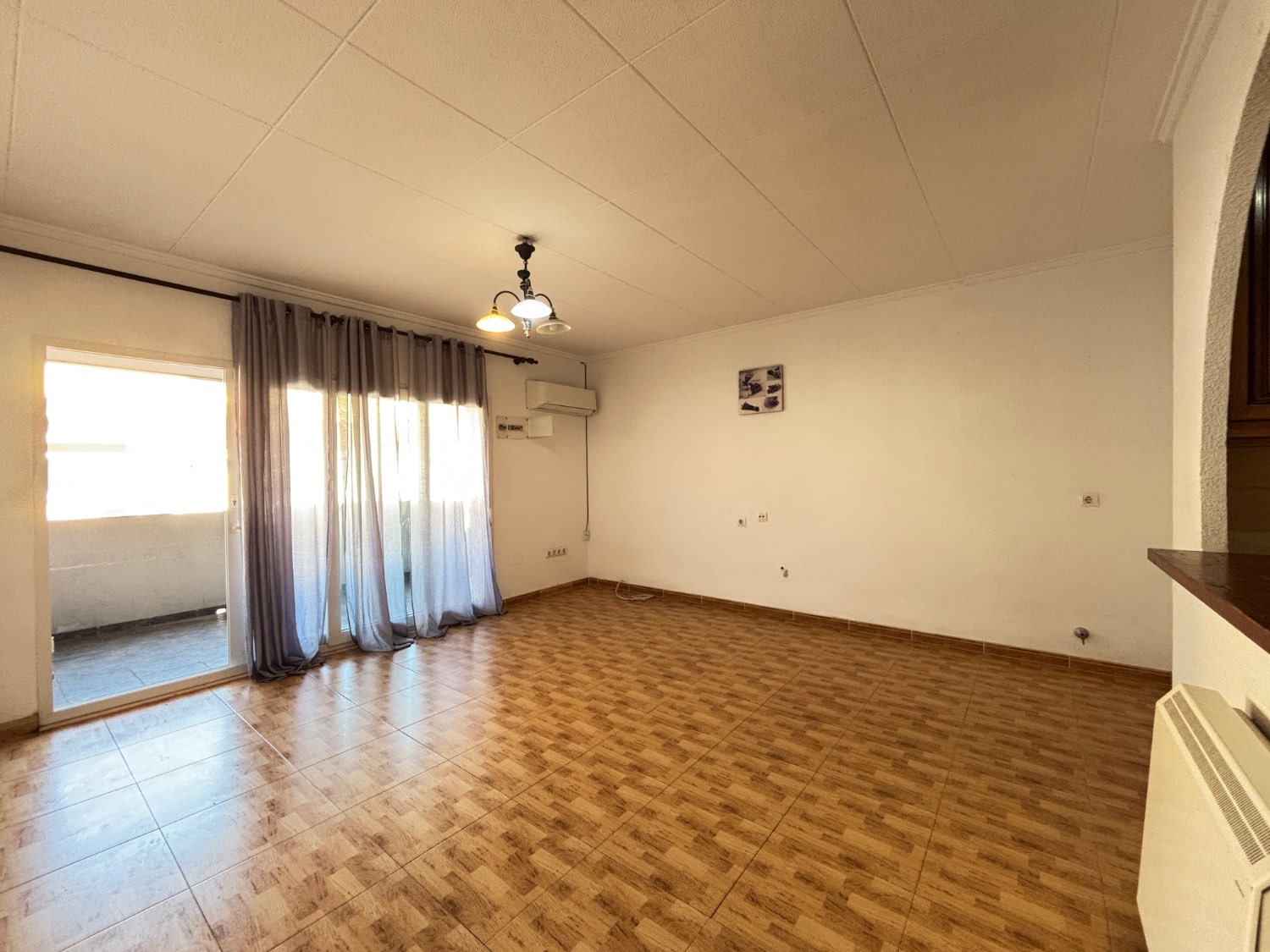 Apartamento en planta alta con terraza y 2 plazas de garaje en Barrio San Roque, Torrevieja