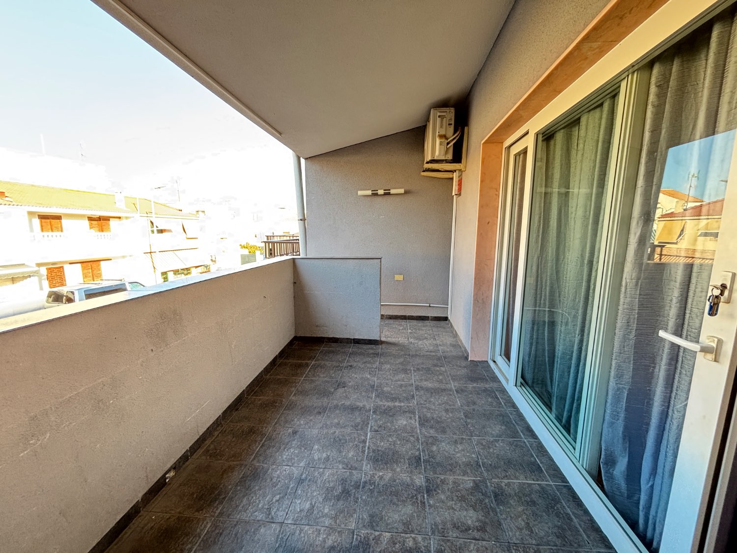 Apartamento en planta alta con terraza y 2 plazas de garaje en Barrio San Roque, Torrevieja